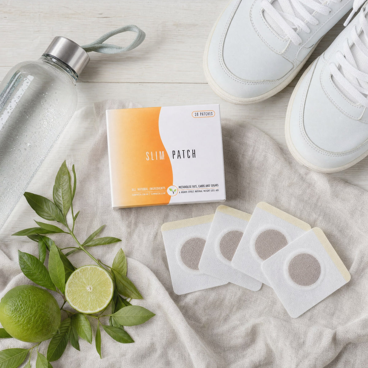 Slim Patch junto a botella de agua y zapatillas deportivas