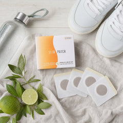 Slim Patch junto a botella de agua y zapatillas deportivas